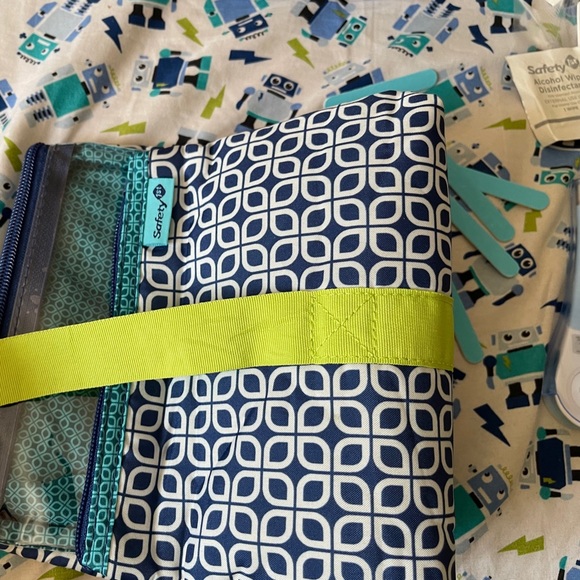 NWOT Baby Kid Bundle 2 Safety 1 Bag w/ 3 Thermometer, 5 Nail File, Alcohol Wipes - Picture 8 of 8